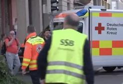 Almanya'nın Leipzig kentinde bir araç yayaların arasına daldı