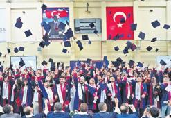 Anaokulundan üniversiteye… Kep attıran değil cep yakan tören