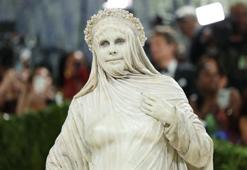 Met Gala'da yıldız rüzgarı! Birbirinden renkli kostümler, kırmızı halıdan ilginç görüntüler
