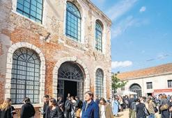 Venedik Bienali gündemden düşmüyor