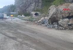 Artvin'de heyelan paniği! Dev kaya parçaları yolu kapattı