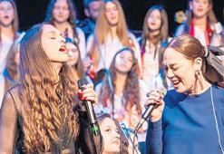 Öğrencilerle sahnede buluştu