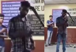 Dünya bu görüntüyü konuşuyor! Kafasına pala saplandı, telefona bakmaya devam etti