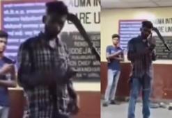 Dünya bu görüntüyü konuşuyor! Kafasına pala saplandı, telefona bakmaya devam etti