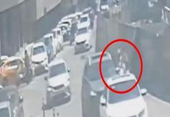 Pendik'te kopan afiş parçası yüzüne çarpan motosiklet sürücüsü kaza yaptı