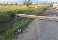 Otomobil tarlaya uçtu, devirdiği elektrik direğine motosiklet çarptı