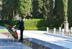 Azerbaycan’da Haydar Aliyev için anma töreni! Binlerce kişi Fahri Hiyaban’a akın etti