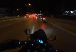 D-100’de saniyelerle gelen kurtuluş! Otomobil bariyerlere çarptı, motosikletli son anda kurtuldu