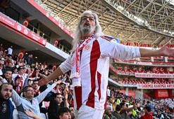 Tribünlerin 'Gandalf Dedesi' Amigo Miloş! Ömrünü kırmızı ve beyaz renklere adadı