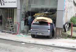 Samsun’da otomobil dükkana daldı! Kontrolden çıkan araç terzinin camını paramparça etti