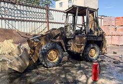 Yer: Küçükçekmece! Park halindeyken yanan iş makinesi kullanılamaz hale geldi