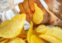 İran savaşı ünlü cips devini vurdu: Paketler siyah beyaza dönüyor