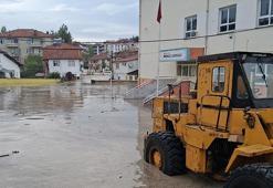 Samsun'da sağanak etkili oldu! Yollar göle döndü, araçlar sele kapıldı