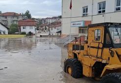 Samsun'da sağanak etkili oldu! Yollar göle döndü, araçlar sele kapıldı