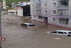 Samsun'da sağanak etkili oldu! Yollar göle döndü, araçlar sele kapıldı