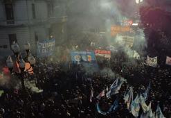 Binler sokaklara döküldü! Üniversitelerde bütçe kesintilerine karşı geniş çaplı protesto