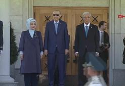 Cumhurbaşkanı Erdoğan Kazakistan'da Tokayev tarafından resmi törenle karşılandı