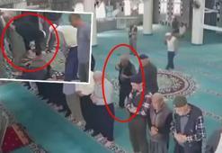 Namazda kalp krizi geçirdi, imdadına imam yetişti! Dehşet anları kamerada