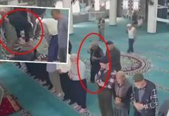 Namazda kalp krizi geçirdi, imdadına imam yetişti! Dehşet anları kamerada