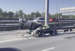 Küçükçekmece'de otomobil bariyerlere çarparak takla attı