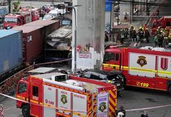 Bangkok’ta yük treni yolcu otobüsüne çarptı! Korkunç görüntüler...