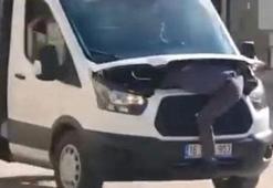 Kamyonetin motorunda giden tamirci sosyal medyada gündem oldu: "Müşteriyi 40 bin liradan kurtardık"