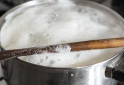 Ocak başında dakikalar harcamaya gerek kalmadı! Kaynatırken beklemeyin, taşmayı durduran taktik