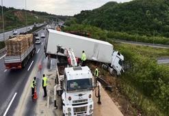 Beykoz'da 3 aracın karıştığı zincirleme kazada bariyerleri aşan TIR, yolun dışına çıktı