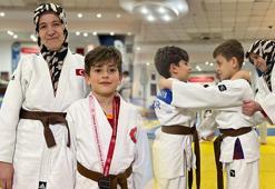 İzlerken taktik verdiği torununu judoda Türkiye üçüncüsü yaptı: 60'ından sonra antrenör oldu!