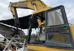 Oyuncak oynar gibi iş makinesi kullanıyor! Daha 6 yaşında ama dev makinelerin başında