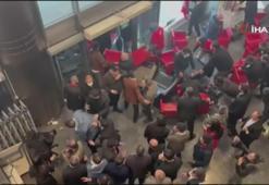 CHP Genel Merkezi'nde tansiyon yüksek: Polisler içeri giriyor