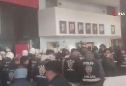CHP Genel Merkezi’nde deterjanlı barikat! Polis kapıyı kırıp içeri girdi