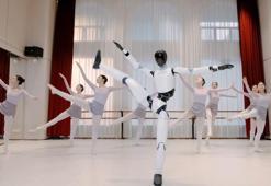 İnsansı robot sahnede bale yaptı: İnsan dansçılarla aynı gösteride yer aldı