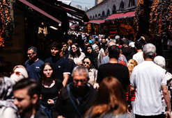 Bayram öncesi Eminönü’nde insan seli! Çarşıda adım atacak yer kalmadı