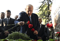 MHP Genel Başkanı Bahçeli, Alparslan Türkeş’in kabrini ziyaret etti