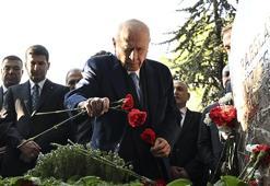 MHP Genel Başkanı Bahçeli, Alparslan Türkeş’in kabrini ziyaret etti