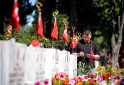 Şehit aileleri Kurban Bayramı'nın ilk günü Edirnekapı Şehitliği'ni ziyaret etti