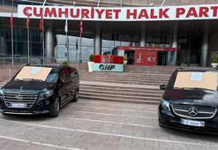 CHP Genel Merkezi önünde Özgür Özel’in makam araçları satışa çıkarıldı! Plaka ve üzerlerini yazı dikkat çekti