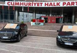 CHP Genel Merkezi önünde Özgür Özel’in makam araçları satışa çıkarıldı!
