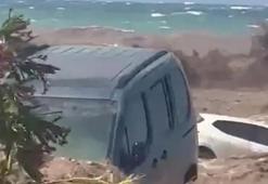 Hatay'da kuvvetli sağanak: Araçlar zarar gördü!