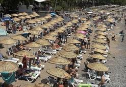 Bayramda sahillere akın! Bodrum ve Antalya’da adım atacak yer kalmadı
