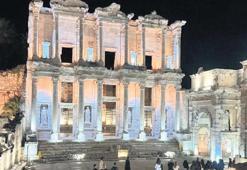 İzmirli gençlerden Efes'e yolculuk