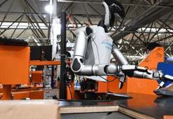 Çin, saatte 1.200 kargo ayıklayan insansı robotları çalıştırmaya başladı