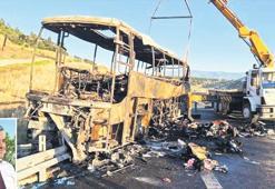 Otobüs bariyerlere çarpıp yandı: 8 kişi hayatını kaybetti! Kapı boşluğunda can verdiler
