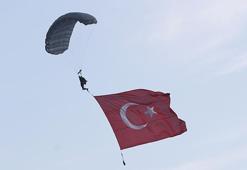 Kapadokya'da JÖAK paraşüt timi sıcak hava balonundan atladı