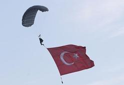 Kapadokya'da JÖAK paraşüt timi sıcak hava balonundan atladı