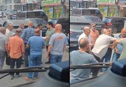 Trafikte yol verme kavgası kamerada! Yumruklar peş peşe geldi