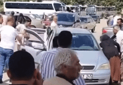 Aralarında husumet bulunan iki aile cenazade karşılaştı! 'Bu nasıl çatışma? Yat, yat, yat...'