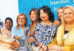 Kadın yöneticiler birbirine yol açıyor
