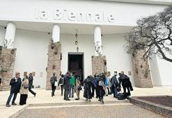 Bienalde sanatçılar rest çekti